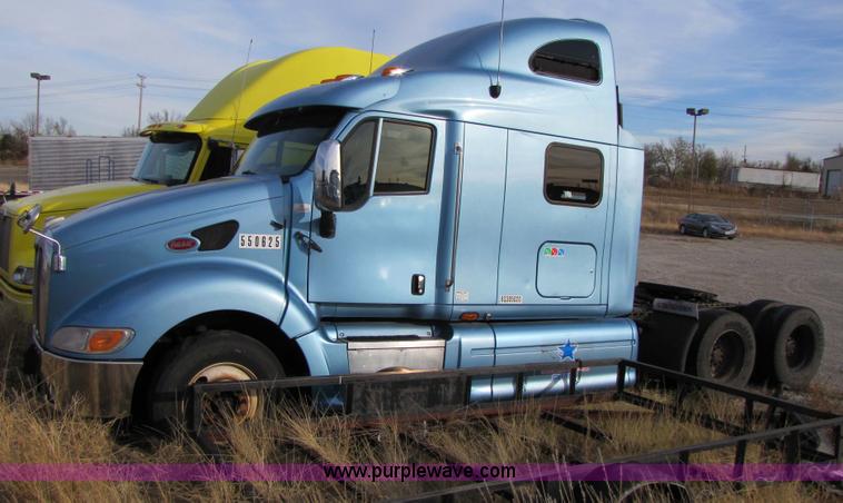 image for item 3636 2003 Peterbilt 387 semi truck