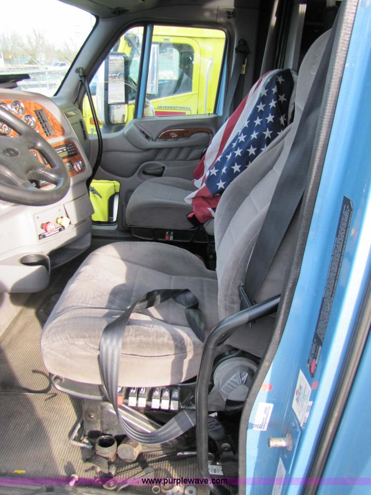 image for item 3636 2003 Peterbilt 387 semi truck