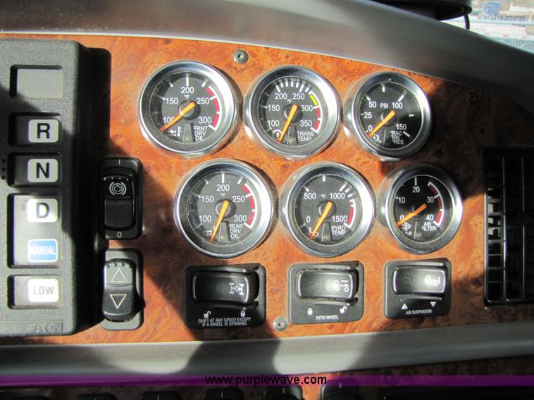 image for item 3636 2003 Peterbilt 387 semi truck