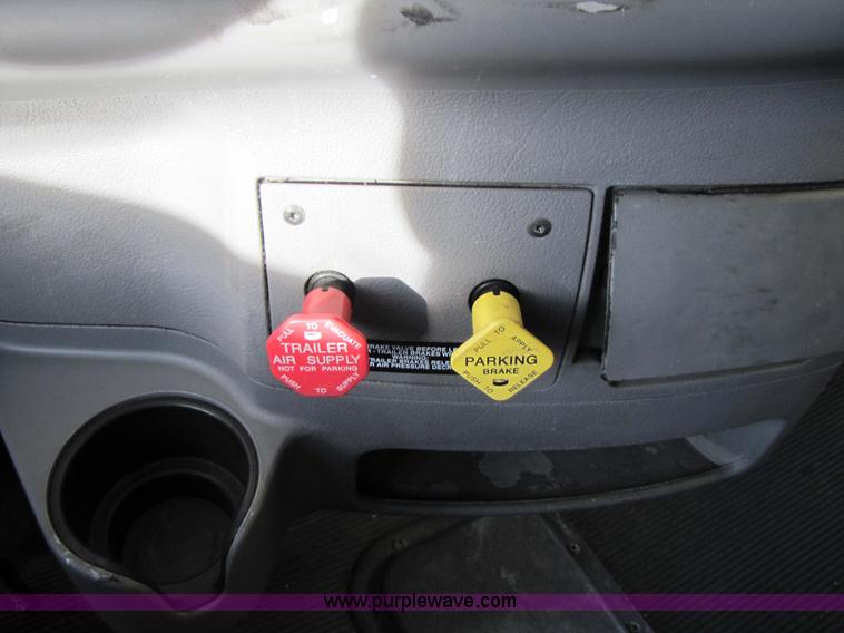 image for item 3636 2003 Peterbilt 387 semi truck