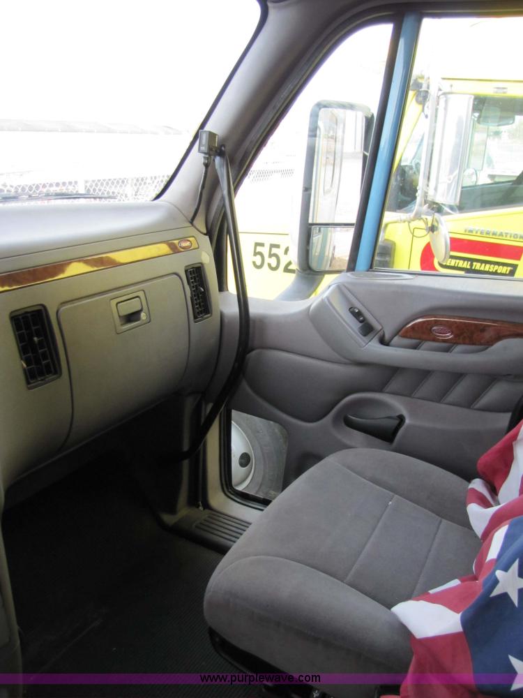 image for item 3636 2003 Peterbilt 387 semi truck