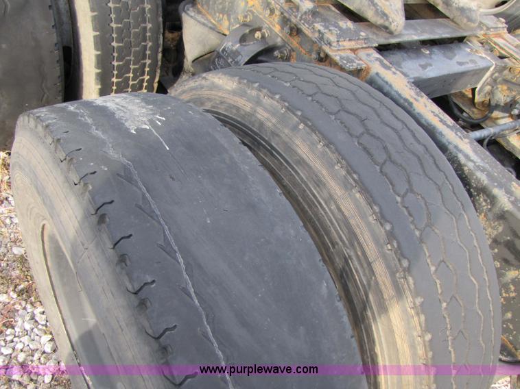 image for item 3636 2003 Peterbilt 387 semi truck