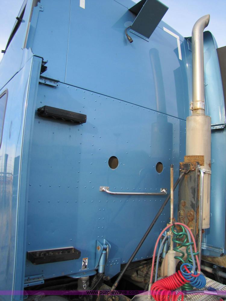 image for item 3636 2003 Peterbilt 387 semi truck