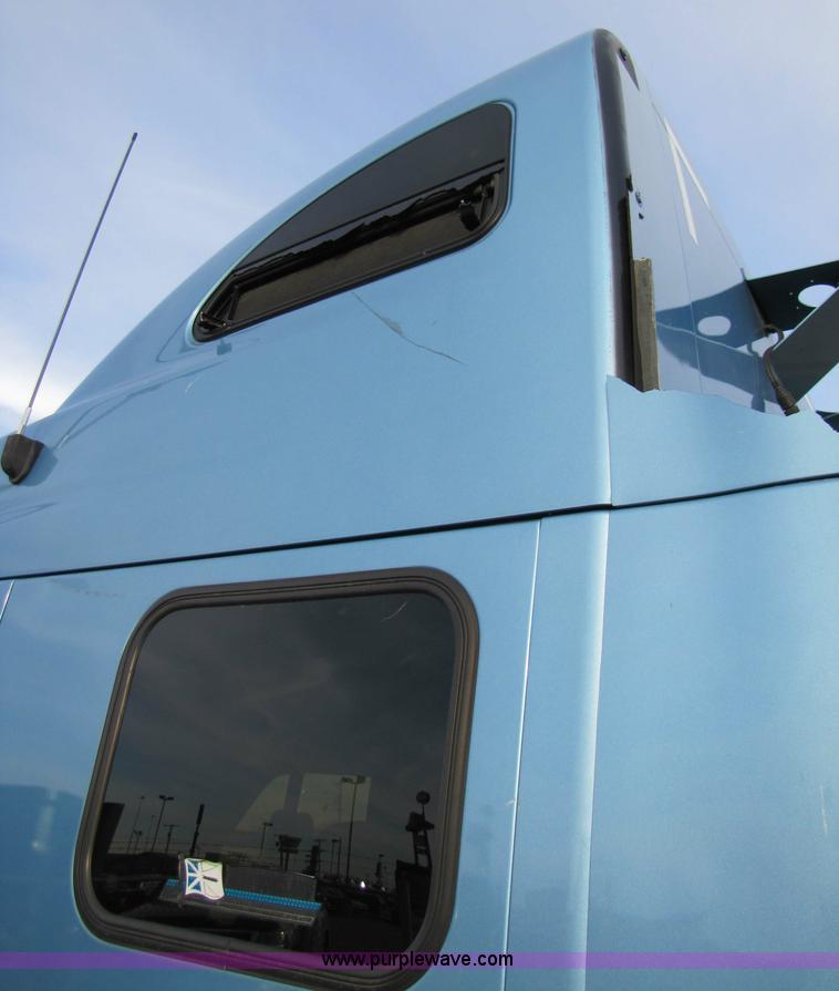 image for item 3636 2003 Peterbilt 387 semi truck