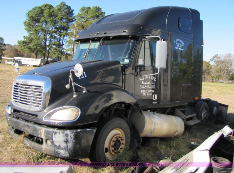 image for item 3637 2003 Freightliner Columbia 120 semi truck