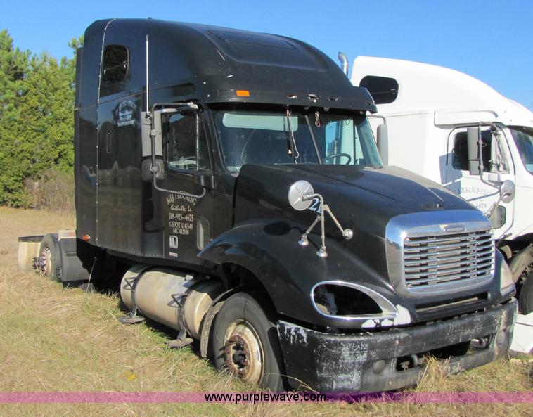 image for item 3637 2003 Freightliner Columbia 120 semi truck