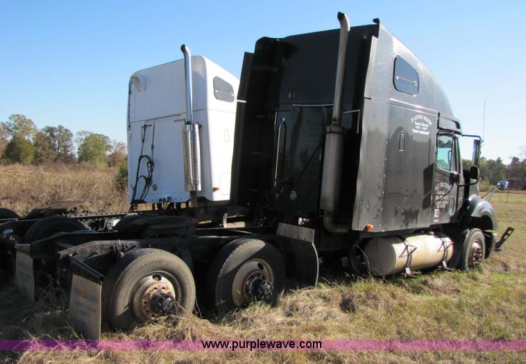 image for item 3637 2003 Freightliner Columbia 120 semi truck