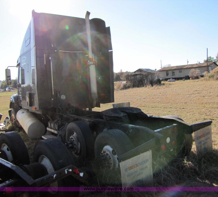 image for item 3637 2003 Freightliner Columbia 120 semi truck