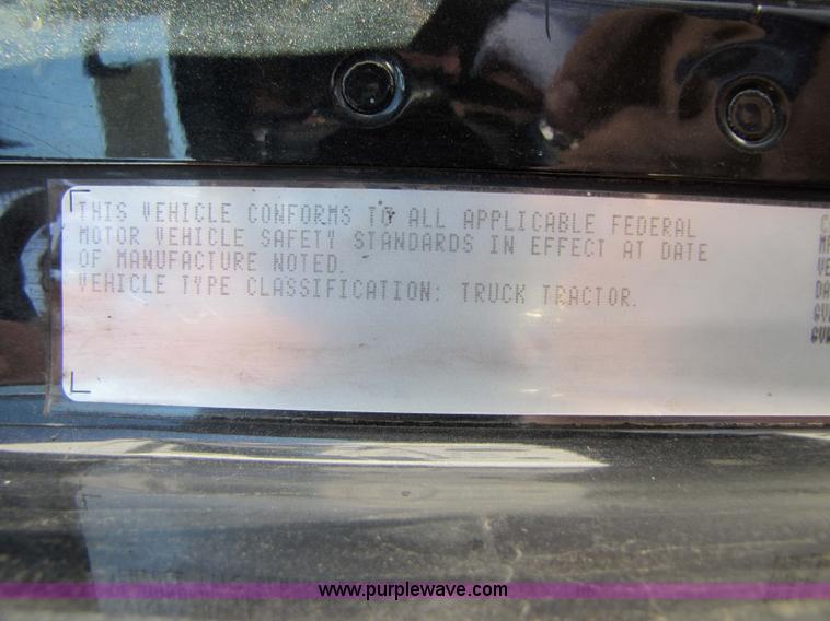 image for item 3637 2003 Freightliner Columbia 120 semi truck