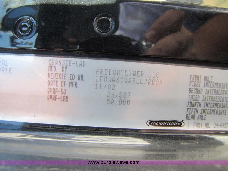 image for item 3637 2003 Freightliner Columbia 120 semi truck