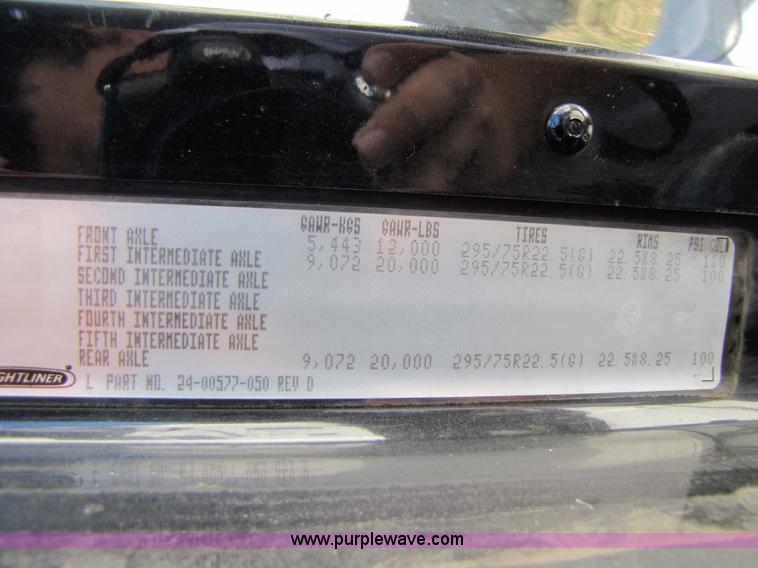 image for item 3637 2003 Freightliner Columbia 120 semi truck