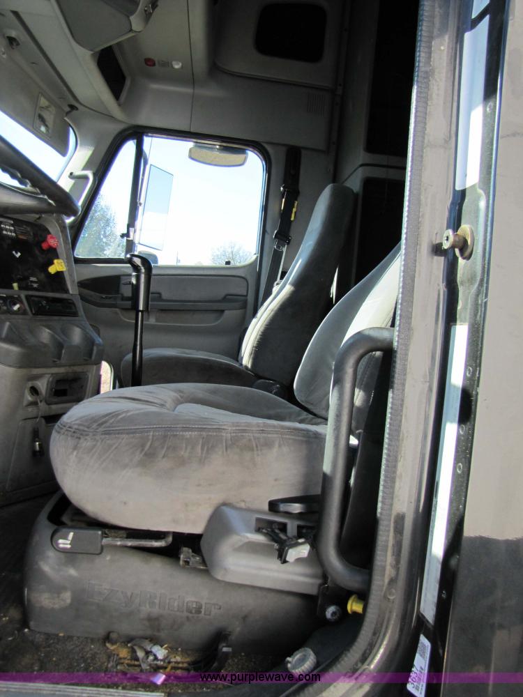 image for item 3637 2003 Freightliner Columbia 120 semi truck