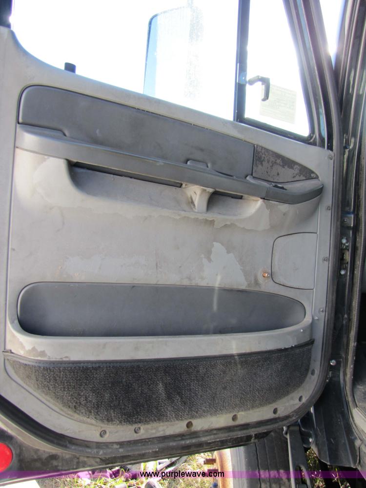 image for item 3637 2003 Freightliner Columbia 120 semi truck