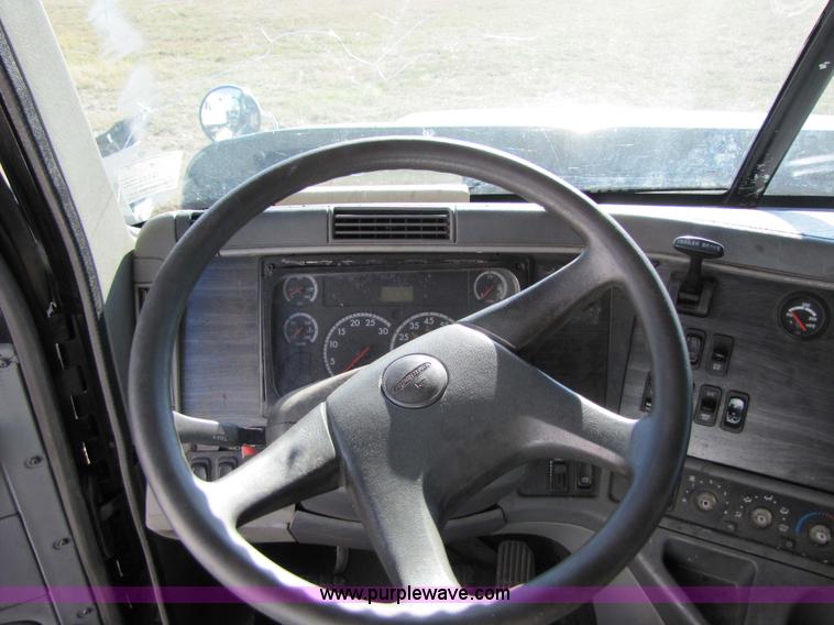 image for item 3637 2003 Freightliner Columbia 120 semi truck