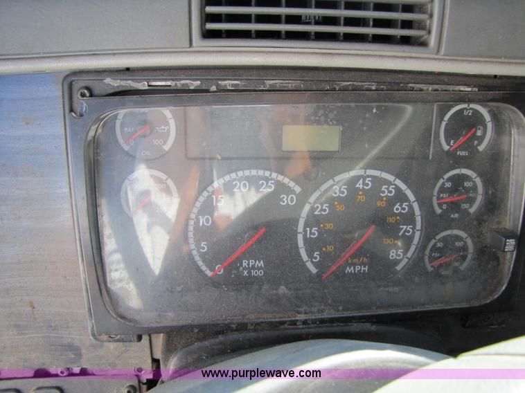 image for item 3637 2003 Freightliner Columbia 120 semi truck