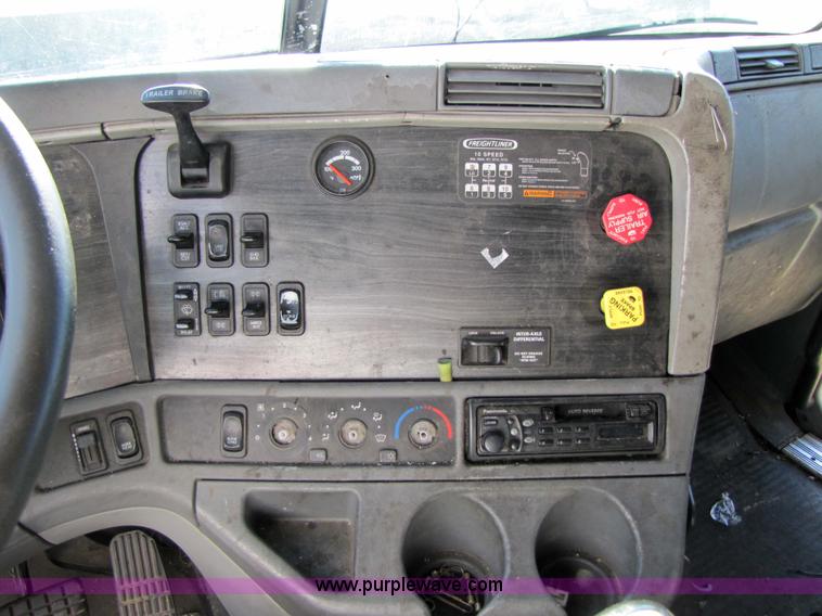 image for item 3637 2003 Freightliner Columbia 120 semi truck