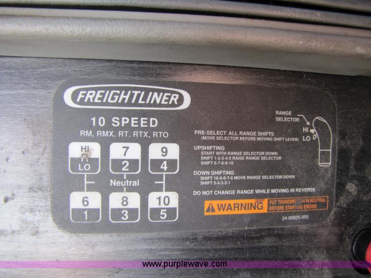 image for item 3637 2003 Freightliner Columbia 120 semi truck