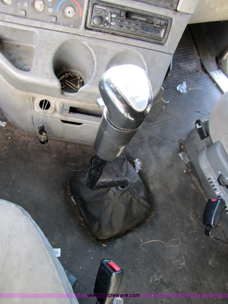 image for item 3637 2003 Freightliner Columbia 120 semi truck