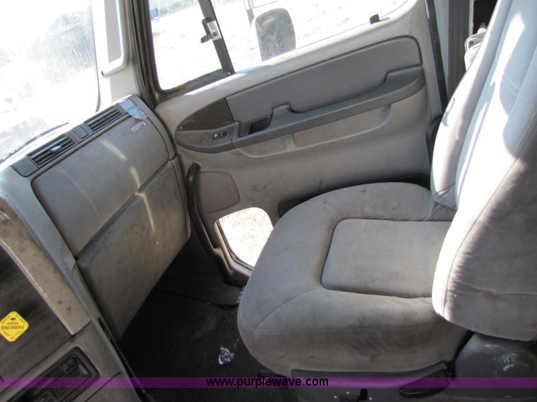 image for item 3637 2003 Freightliner Columbia 120 semi truck