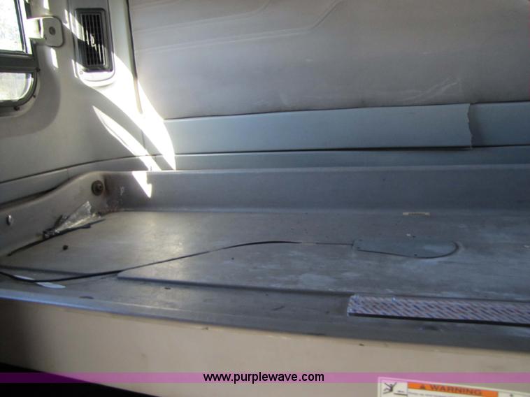 image for item 3637 2003 Freightliner Columbia 120 semi truck