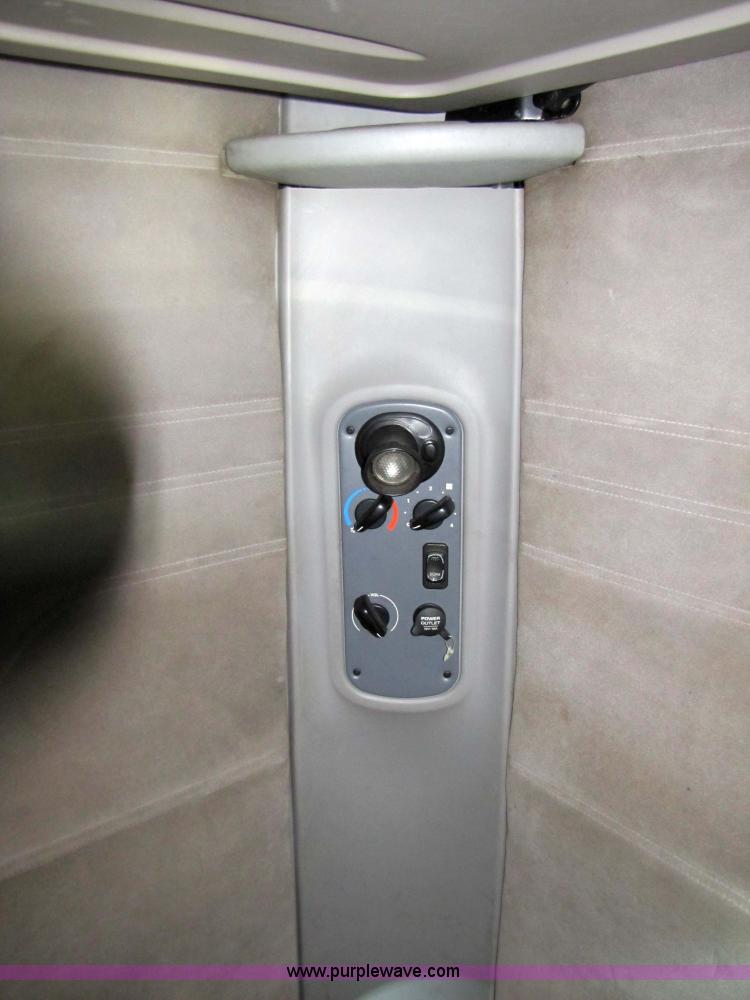 image for item 3637 2003 Freightliner Columbia 120 semi truck