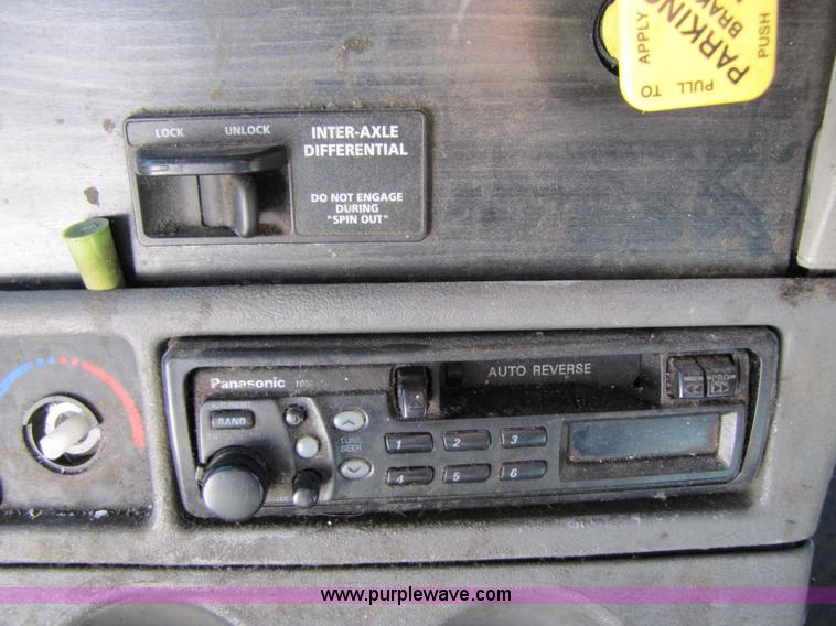 image for item 3637 2003 Freightliner Columbia 120 semi truck