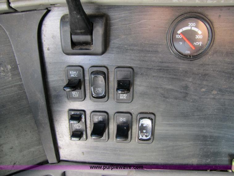 image for item 3637 2003 Freightliner Columbia 120 semi truck