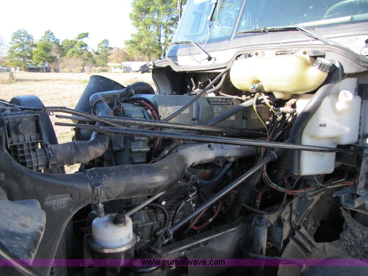 image for item 3637 2003 Freightliner Columbia 120 semi truck