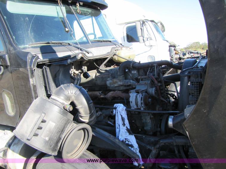 image for item 3637 2003 Freightliner Columbia 120 semi truck