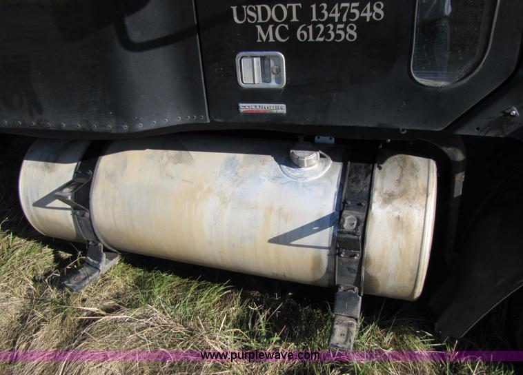 image for item 3637 2003 Freightliner Columbia 120 semi truck