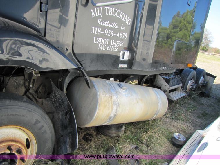 image for item 3637 2003 Freightliner Columbia 120 semi truck