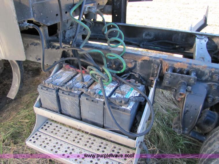 image for item 3637 2003 Freightliner Columbia 120 semi truck