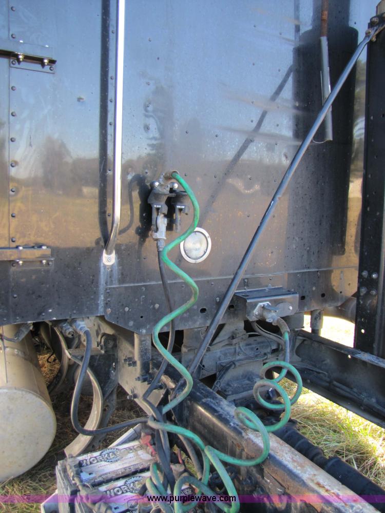 image for item 3637 2003 Freightliner Columbia 120 semi truck