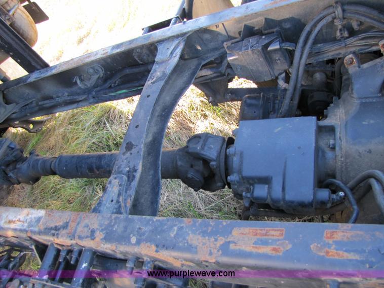 image for item 3637 2003 Freightliner Columbia 120 semi truck