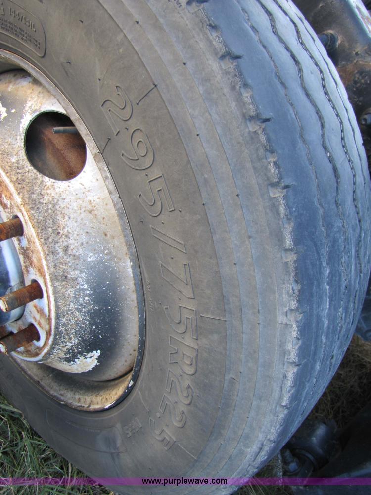 image for item 3637 2003 Freightliner Columbia 120 semi truck