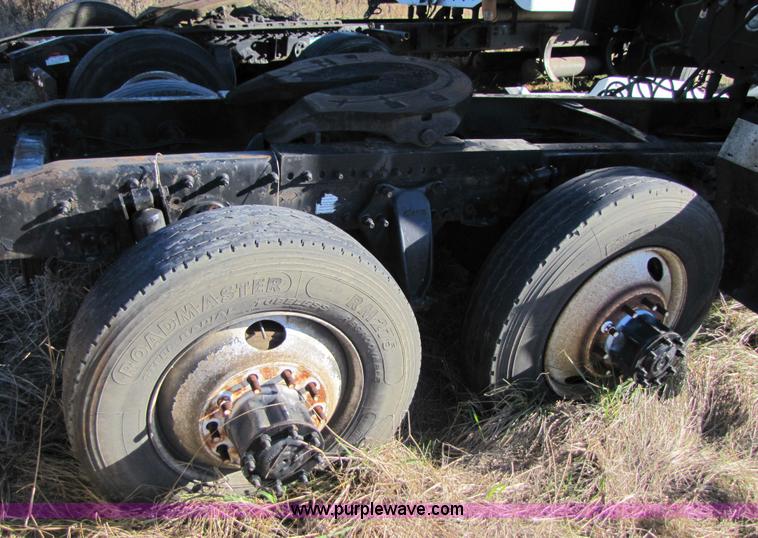 image for item 3637 2003 Freightliner Columbia 120 semi truck