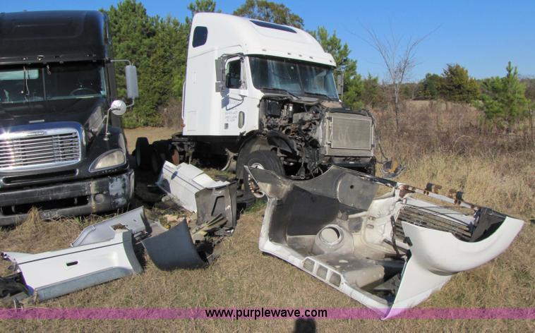 image for item 3638 2002 Freightliner Columbia 120 semi truck