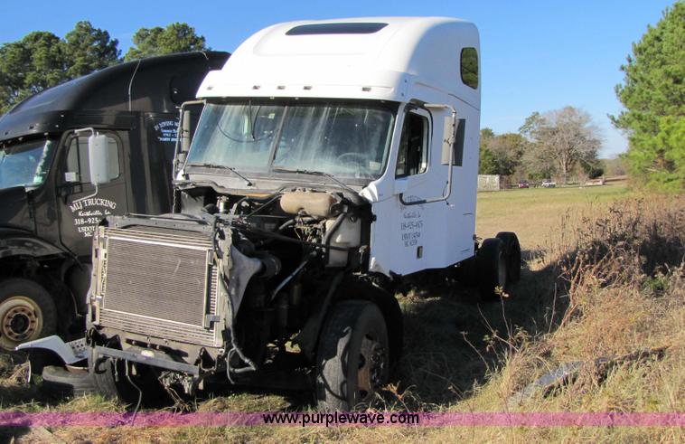 image for item 3638 2002 Freightliner Columbia 120 semi truck