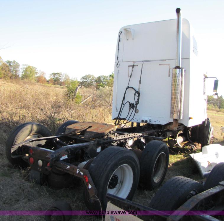 image for item 3638 2002 Freightliner Columbia 120 semi truck