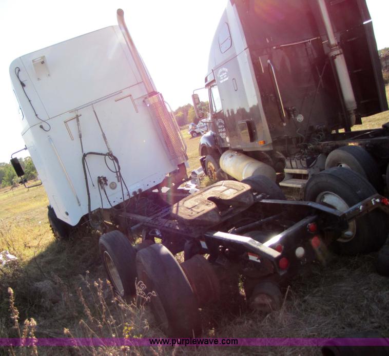 image for item 3638 2002 Freightliner Columbia 120 semi truck