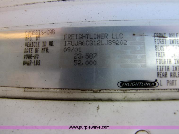 image for item 3638 2002 Freightliner Columbia 120 semi truck