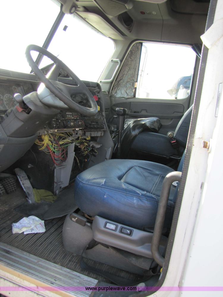 image for item 3638 2002 Freightliner Columbia 120 semi truck