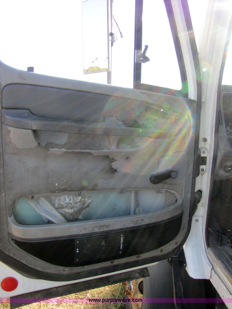 image for item 3638 2002 Freightliner Columbia 120 semi truck