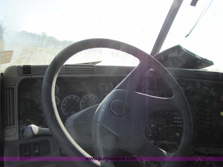 image for item 3638 2002 Freightliner Columbia 120 semi truck