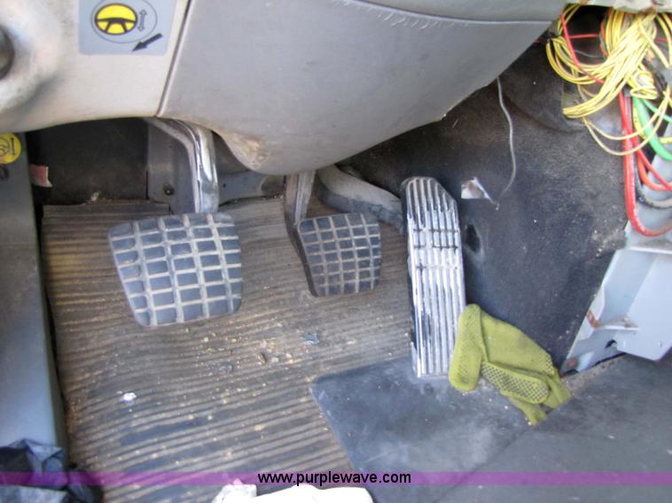 image for item 3638 2002 Freightliner Columbia 120 semi truck