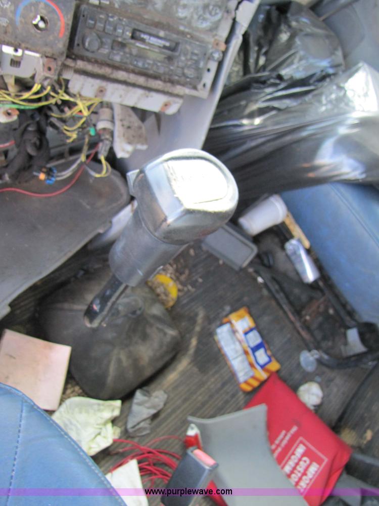 image for item 3638 2002 Freightliner Columbia 120 semi truck