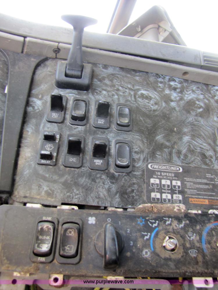 image for item 3638 2002 Freightliner Columbia 120 semi truck