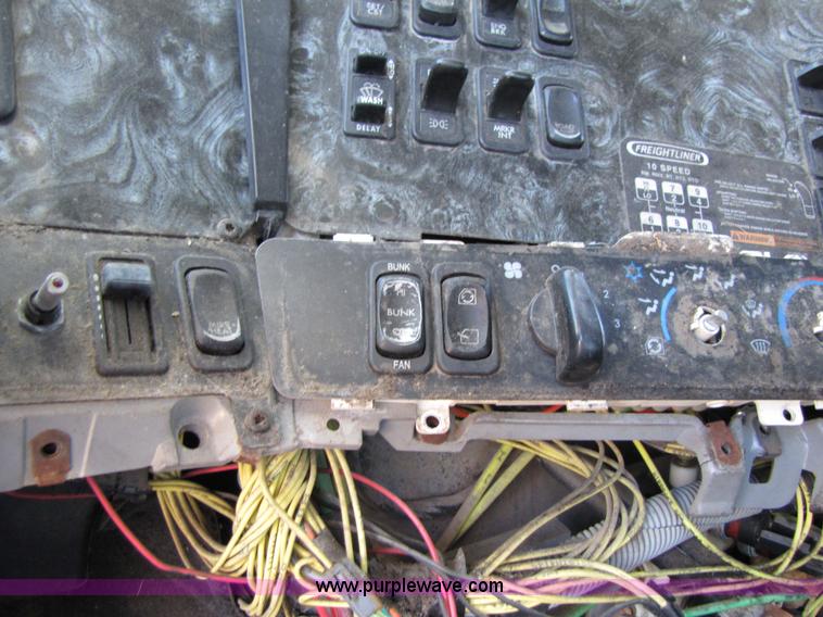 image for item 3638 2002 Freightliner Columbia 120 semi truck