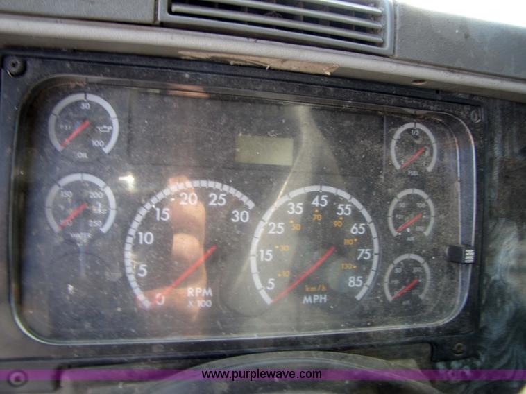 image for item 3638 2002 Freightliner Columbia 120 semi truck