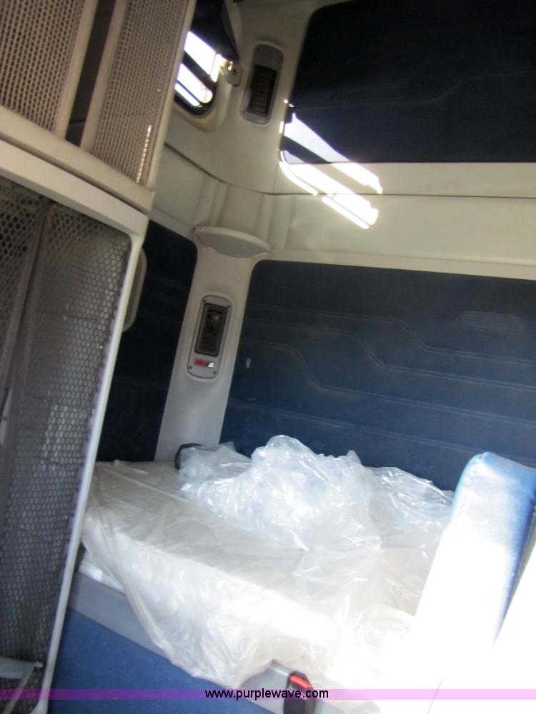 image for item 3638 2002 Freightliner Columbia 120 semi truck